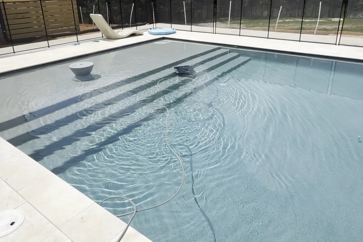 Tanning ledge steps and an automatic cleaner in clear water